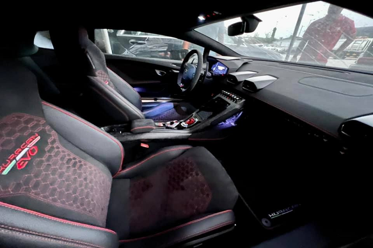 Nội thất xe mang màu tối cùng các điểm nhấn sọc đỏ. Ngoài chiếc siêu xe Lamborghini Huracan EVO màu xám ra, các đại gia Việt còn sở hữu một xe Lamborghini Huracan EVO RWD thuộc phiên bản dẫn động cầu sau với màu sơn trắng.