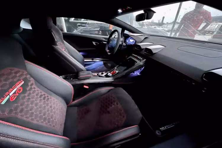 Nội thất xe mang màu tối cùng các điểm nhấn sọc đỏ. Ngoài chiếc siêu xe Lamborghini Huracan EVO màu xám ra, các đại gia Việt còn sở hữu một xe Lamborghini Huracan EVO RWD thuộc phiên bản dẫn động cầu sau với màu sơn trắng.
