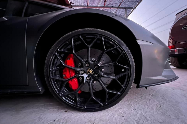 Dòng siêu xe Lamborghini Huracan EVO là phiên bản nâng cấp giữa vòng đời của Lamborghini Huracan LP610-4 với ngoại hình xe khác biệt nhờ hốc gió mới, la-zăng đa chấu kép.