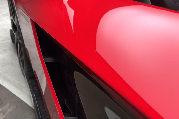 Được sản xuất từ năm 2003 – 2013, Lamborghini Gallardo từng là mẫu xe bán chạy nhất lịch sử của thương hiệu Ý với hơn 14.000 chiếc được chế tạo trong suốt quá trình sản xuất. Ở thế hế đầu tiên, siêu xe này có trang bị động cơ V10 dung tích 5.0 lít, sản sinh 493 mã lực và 510 Nm mô-men xoắn cực đại.