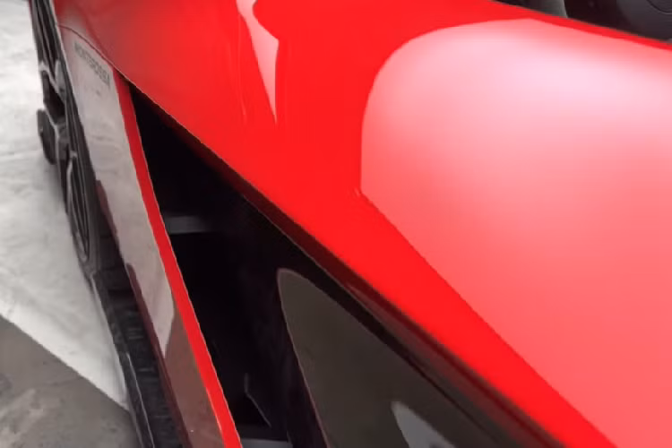 Được sản xuất từ năm 2003 – 2013, Lamborghini Gallardo từng là mẫu xe bán chạy nhất lịch sử của thương hiệu Ý với hơn 14.000 chiếc được chế tạo trong suốt quá trình sản xuất. Ở thế hế đầu tiên, siêu xe này có trang bị động cơ V10 dung tích 5.0 lít, sản sinh 493 mã lực và 510 Nm mô-men xoắn cực đại.