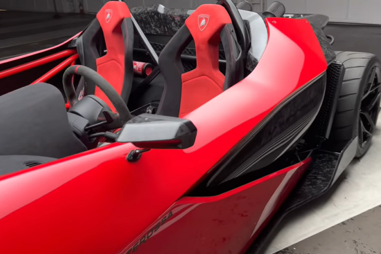 Điều này dẫn đến một trải nghiệm lái chắc chắn sẽ hấp dẫn và có phần đáng sợ. Người lái và hành khách tốt nhất là nên mang theo mũ bảo hiểm vì chiếc xe không hề có kính chắn gió để giữ an toàn cho khuôn mặt của họ khỏi các vật thể bay trên đường.