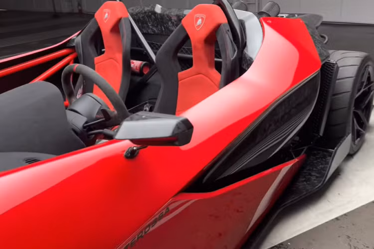 Điều này dẫn đến một trải nghiệm lái chắc chắn sẽ hấp dẫn và có phần đáng sợ. Người lái và hành khách tốt nhất là nên mang theo mũ bảo hiểm vì chiếc xe không hề có kính chắn gió để giữ an toàn cho khuôn mặt của họ khỏi các vật thể bay trên đường.