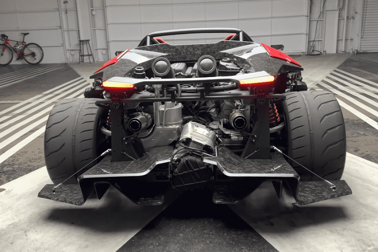 Về cơ bản, Monterossa là một chiếc Lamborghini Gallardo mui trần, không kính chắn gió, và loại bỏ một số tấm ốp thân vỏ để mang lại trải nghiệm lái “tối thượng” cho người lái. Siêu xe sản xuất giới hạn chỉ 15 chiếc này hứa hẹn sẽ kích thích mọi giác quan của người lái, và chỉ những người nhanh tay đặt hàng mới có cơ hội sở hữu một chiếc cho riêng mình.