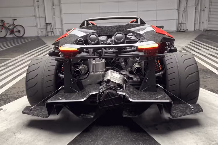 Về cơ bản, Monterossa là một chiếc Lamborghini Gallardo mui trần, không kính chắn gió, và loại bỏ một số tấm ốp thân vỏ để mang lại trải nghiệm lái “tối thượng” cho người lái. Siêu xe sản xuất giới hạn chỉ 15 chiếc này hứa hẹn sẽ kích thích mọi giác quan của người lái, và chỉ những người nhanh tay đặt hàng mới có cơ hội sở hữu một chiếc cho riêng mình.