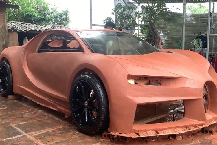 “Bản sao” Bugatti Chiron được thực hiện bởi 3 thành viên tuổi đời còn khá trẻ tại Quảng Ninh. Được biết, dự án này được các bạn bắt đầu thực hiện từ hồi tháng 3/2021 và sau gần một năm thi công, chiếc Bugatti Chiron của Nhết TV cũng đã hoàn thiện.