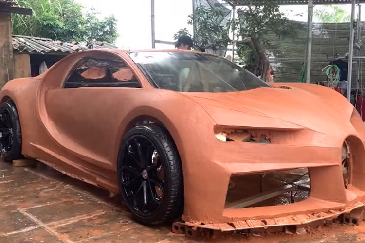 “Bản sao” Bugatti Chiron được thực hiện bởi 3 thành viên tuổi đời còn khá trẻ tại Quảng Ninh. Được biết, dự án này được các bạn bắt đầu thực hiện từ hồi tháng 3/2021 và sau gần một năm thi công, chiếc Bugatti Chiron của Nhết TV cũng đã hoàn thiện.