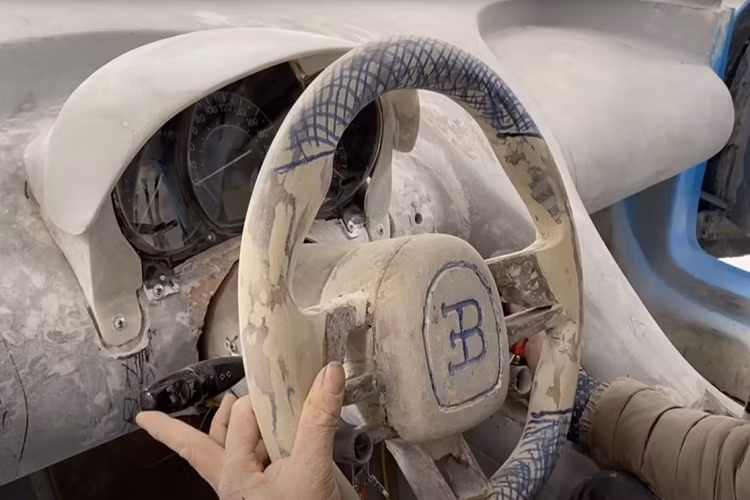 Được biết, vô lăng trên chiếc Bugatti Chiron made in Việt Nam được lấy từ xe Toyota, khớp với việc động cơ xe cũng lấy từ xe Toyota. Vô lăng xe nay đã có thêm cả cần gạt xi-nhan và gắn thêm còi.