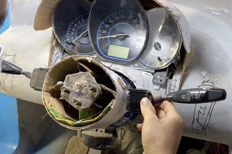 Sau vô lăng là cụm đồng hồ được tạo hình tỉ mỉ giống như trên xe Chiron thật. Trong khi đó, phía bên dưới có bàn đạp côn, phanh và ga giống xe thật. Ngoài ra, chiếc xe cũng được trang bị cả ghế chỉnh điện.