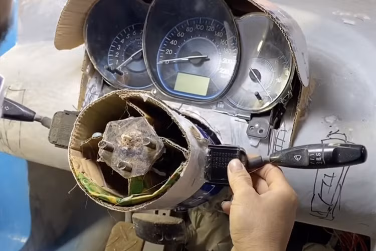 Sau vô lăng là cụm đồng hồ được tạo hình tỉ mỉ giống như trên xe Chiron thật. Trong khi đó, phía bên dưới có bàn đạp côn, phanh và ga giống xe thật. Ngoài ra, chiếc xe cũng được trang bị cả ghế chỉnh điện.