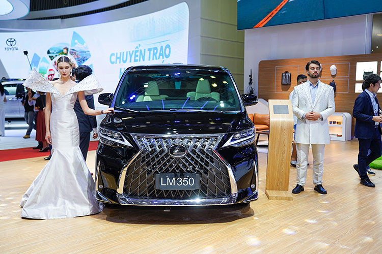 Hiện Lexus LF-Z đã có phiên bản thương mại, đó chính là mẫu SUV điện RZ 450e. Với việc LF-Z xuất hiện tại triển lãm VMS 2022, người dùng có thể hi vọng Lexus RZ 450e sẽ được bán ở Việt Nam trong tương lai.