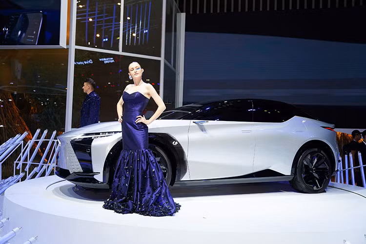 Ngoài ra, xe có thể tăng tốc từ 0-100 km/h trong thời gian 3 giây và đạt vận tốc tối đa 200 km/h. Hiện Lexus LF-Z đã có phiên bản thương mại, đó chính là mẫu SUV điện RZ 450e.