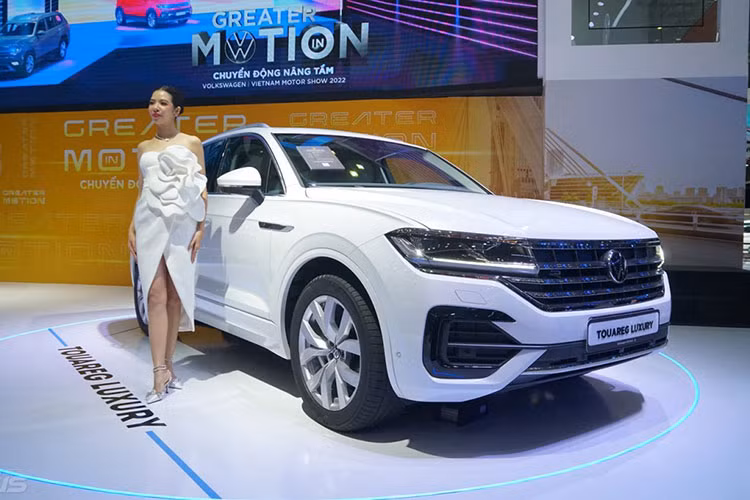 Thân xe Volkswagen Tiguan 2022 với cấu trúc hấp thụ xung va chạm và khoang hành khách sử dụng thép có độ cứng và chịu lực cao. Kết hợp với khả năng gia công kim loại tiên tiến. Mang lại sự chắc chắn, ổn định và an toàn cao khi vận hành. Thiết kế ghế an toàn với cấu trúc giảm chấn thương đốt sống cổ.