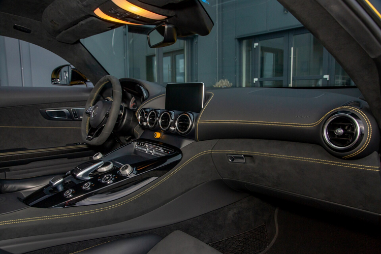 Sức mạnh được truyền tới trục sau thông qua hộp số ly hợp kép bảy cấp AMG Speedshift đã được nâng cấp để mang lại hiệu năng vận hành vượt trội.