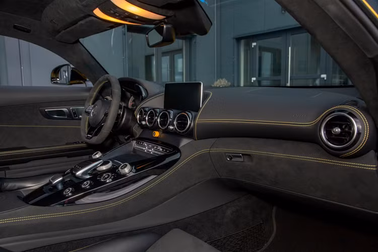 Sức mạnh được truyền tới trục sau thông qua hộp số ly hợp kép bảy cấp AMG Speedshift đã được nâng cấp để mang lại hiệu năng vận hành vượt trội.