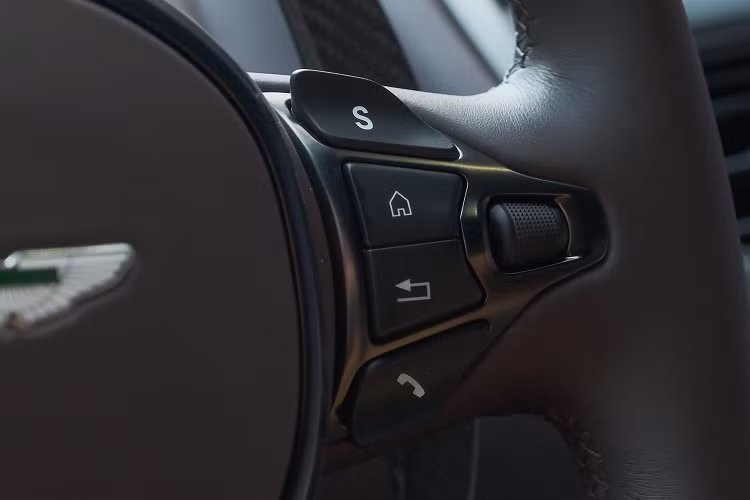 Đáng chú ý, chiếc Aston Martin DB11 V8 là phiên bản nâng cấp động cơ. Theo đó, xe vẫn được bố trí khối máy V8, dung tích 4.0L, sản sinh công suất lên tới 528 mã lực, tăng 25 mã lực so với bản tiêu chuẩn kết hợp cùng hộp số tự động 8 cấp ZF.