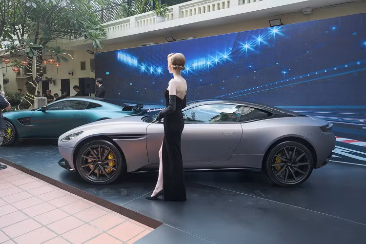 Qua đó, vận tốc cực đại của xe cũng được nâng lên từ 300 km/h lên 308 km/h.