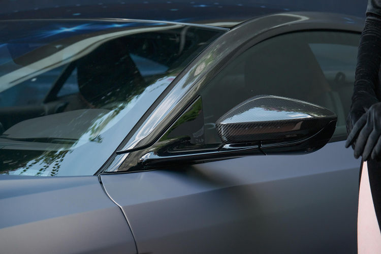 Nội thất của siêu xe Aston Martin DB11 V8 bố trí ghế da 2 tone màu, gồm màu nâu Bitter Chocolate và màu vàng Oxford Tan, kết hợp cùng đường chỉ khâu màu Chocolate. Vô-lăng của xe dạng 3 chấu tích hợp nút chức năng, sưởi. Lẫy chuyển số và các chế độ lái được đặt trên vô-lăng.