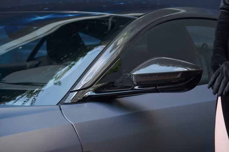 Nội thất của siêu xe Aston Martin DB11 V8 bố trí ghế da 2 tone màu, gồm màu nâu Bitter Chocolate và màu vàng Oxford Tan, kết hợp cùng đường chỉ khâu màu Chocolate. Vô-lăng của xe dạng 3 chấu tích hợp nút chức năng, sưởi. Lẫy chuyển số và các chế độ lái được đặt trên vô-lăng.