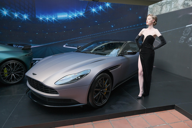 Trong buổi lễ ra mắt xe tại Hà Nội, Aston Martin Việt Nam cũng chính thức giới thiệu chiếc DB11 V8 Coupe phiên bản nâng cấp động cơ đầu tiên. Hãng cũng công bố giá xe Aston Martin DB11 V8 Coupe chính hãng là 19,799 tỷ đồng.