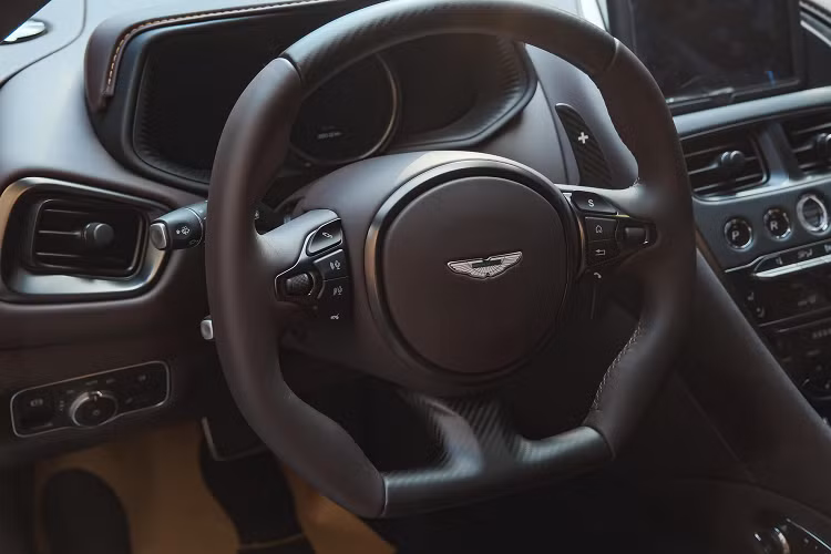 Sau vô-lăng, Aston Martin DB11 sở hữu cụm đồng hồ kỹ thuật số LCD 12 inch hiển thị màu. Màn hình thông tin giải trí có kích thước 8 inch đặt ở vị trí trung tâm, có thể kết nối với hệ thống giải trí Comand.