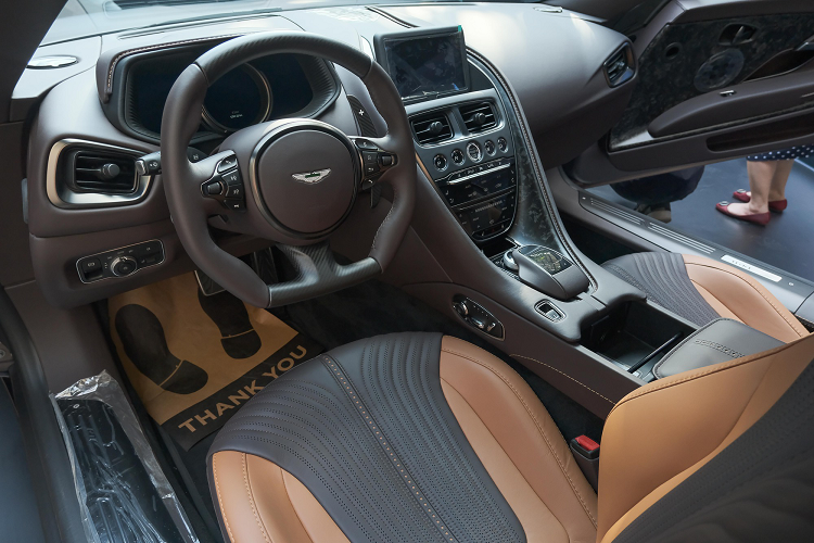 Aston Martin DB11 được loại bỏ cần số truyền thống, thay vào đó là bộ chuyển số được thiết kế dạng nút bấm đặt bên dưới màn hình giải trí.