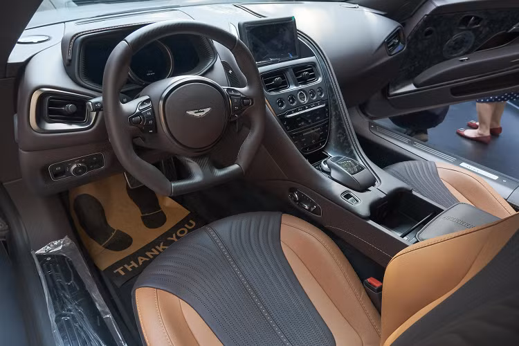 Aston Martin DB11 được loại bỏ cần số truyền thống, thay vào đó là bộ chuyển số được thiết kế dạng nút bấm đặt bên dưới màn hình giải trí.