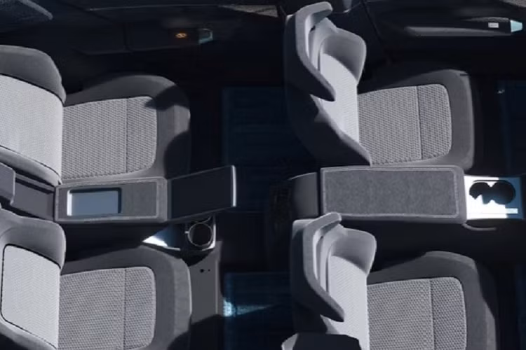 Hiện tại, nhà sản xuất Ấn Độ vẫn còn giữ kín các thông tin chi tiết của xe SUV điện gầm cao Defy, cũng như thiết kế đầu xe. Tuy nhiên hình ảnh từ phía sau cho thấy xe dài gần 5m, với dải đèn hậu trải dài khá bắt mắt. Kiểu dáng tổng thể mui xe xuôi về phía sau đậm chất Range Rover Velar.