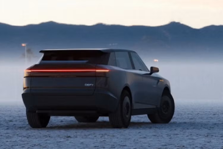 Bộ pin 90,9 kWh cho phạm vi lái xe hơn 500 km và có thể sạc 0-80% trong 30 phút bằng bộ sạc nhanh. Mẫu xe điện còn mang cơ cấu cửa mở ngược. Khoảng sáng gầm theo công bố là 234 mm dù chiếc xe mẫu có gầm khá thấp.