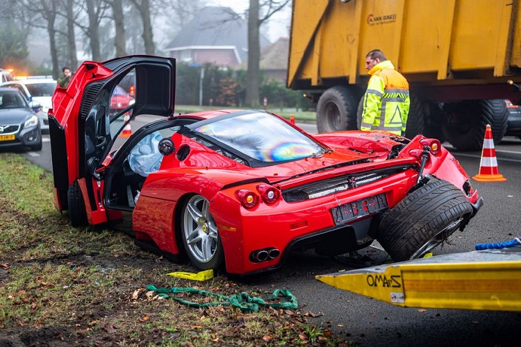 Tuy nhiên, biển số chiếc Ferrari Enzo xấu số này được cho là mang tên đại lý Kroymans Ferrari, nhưng sau đó đã được tháo ra trước khi xe cứu hộ đến nơi. Hiện người phát ngôn của đại lý này từ chối bình luận về vụ việc.