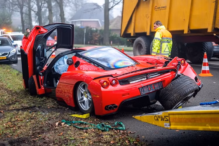 Tuy nhiên, biển số chiếc Ferrari Enzo xấu số này được cho là mang tên đại lý Kroymans Ferrari, nhưng sau đó đã được tháo ra trước khi xe cứu hộ đến nơi. Hiện người phát ngôn của đại lý này từ chối bình luận về vụ việc.