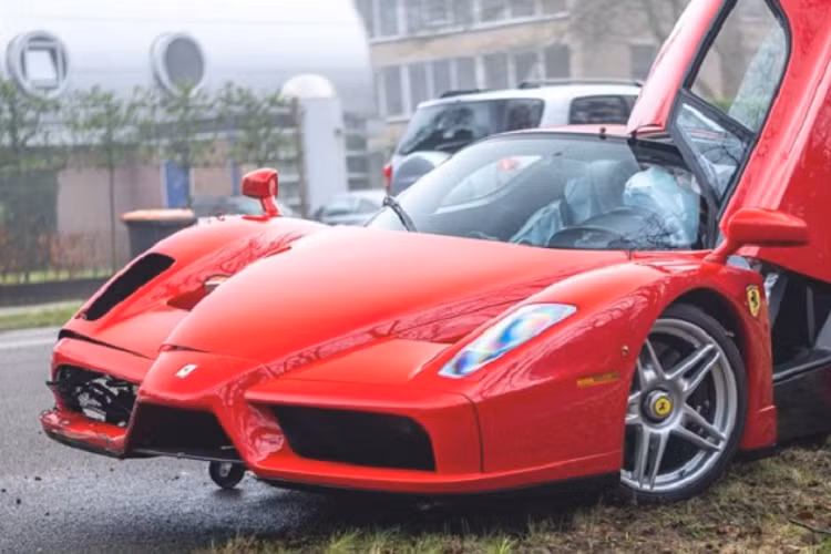 Theo hãng tin địa phương, một nhiếp ảnh gia tình cờ có mặt tại hiện trường vụ tai nạn đã nhìn thấy một nhân viên của đại lý Kroymans Ferrari cầm lái chiếc Enzo. Điều đó cho thấy rằng vụ tai nạn có thể xảy ra trong quá trình lái thử. Các nguồn tin khác lại cho rằng một thợ cơ khí đã lái chiếc xe để kiểm tra lại khả năng vận hành.