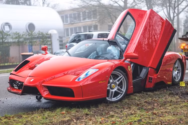 Hậu quả là hai bánh xe bên phải rụng khỏi trục, đuôi xe vỡ nát cùng một số vệt xước dài dọc thân xe. Toàn bộ túi khí đều bung, nhưng bộ khung liền khối bằng sợi carbon cùng khối động cơ V12 đặt giữa của chiếc Ferrari Enzo triệu đô này dường như không bị ảnh hưởng.