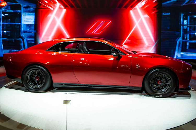 Khách tham quan SEMA cũng sẽ được nghe Hệ thống xả Fratzonic Chambered đang chờ cấp bằng sáng chế của SRT và đưa ra phản hồi cho các kỹ sư của Dodge về ghi chú "ống xả" của các phiên bản điều chỉnh của xe, có khả năng giúp hình thành tiếng ồn giả lập của bản Dodge Charger Daytona SRT thương mại.