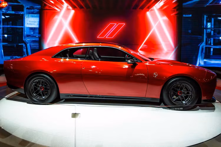 Khách tham quan SEMA cũng sẽ được nghe Hệ thống xả Fratzonic Chambered đang chờ cấp bằng sáng chế của SRT và đưa ra phản hồi cho các kỹ sư của Dodge về ghi chú "ống xả" của các phiên bản điều chỉnh của xe, có khả năng giúp hình thành tiếng ồn giả lập của bản Dodge Charger Daytona SRT thương mại.