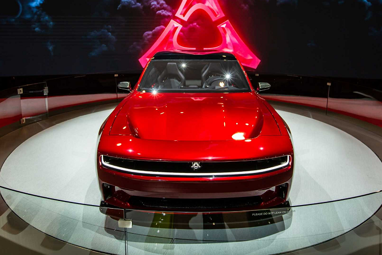 Thương hiệu đã tiết lộ rằng người mua sẽ có sự lựa chọn với 9 phiên bản khác nhau, phiên bản cao cấp nhất sẽ đi kèm với một chìa khóa "pha lê" cắm vào dấu gạch ngang, hơi giống như Chìa khóa tốc độ trên Bugatti Chiron.