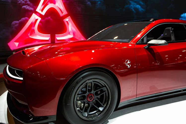 Dodge cho biết các phiên bản 400 volt sẽ có mức công suất đầu ra khoảng 455 mã lực hoặc 590 mã lực theo tiêu chuẩn, nhưng cả hai phiên bản đều có thể được tăng cường bằng cách bổ sung các nâng cấp của Dodge Direction Connection eStage 1 hoặc eStage 2 và ở trang bị này, mỗi phiên bản đều nhận được chìa khóa pha lê