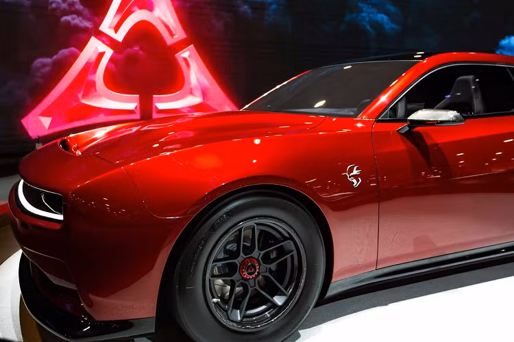 Dodge cho biết các phiên bản 400 volt sẽ có mức công suất đầu ra khoảng 455 mã lực hoặc 590 mã lực theo tiêu chuẩn, nhưng cả hai phiên bản đều có thể được tăng cường bằng cách bổ sung các nâng cấp của Dodge Direction Connection eStage 1 hoặc eStage 2 và ở trang bị này, mỗi phiên bản đều nhận được chìa khóa pha lê