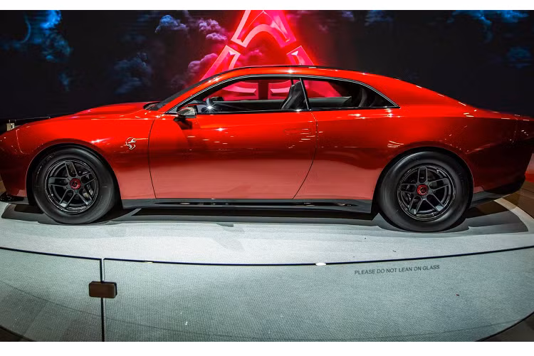 Chắc chắn điều này không dễ dàng vì đông đảo người mê xe từ lâu đã quen với những khối động cơ mạnh mẽ, dung tích cực lớn trên những chiếc xe Cơ bắp Mỹ. Trong lần ra mắt tại sự kiện SEMA năm nay, thương hiệu cũng đồng thời tiết lộ thêm một số thông tin, thông số kỹ thuật của chiếc xe thương mại sản xuất vào năm 2024.