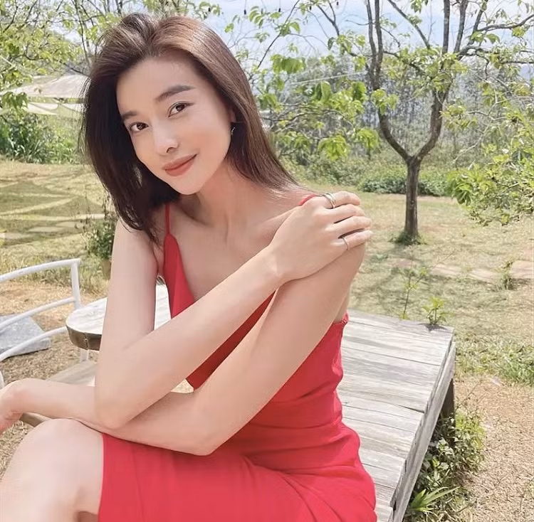 Cao Thai Ha gay sop, khong quan tam tinh cu sap cuoi Minh Hang