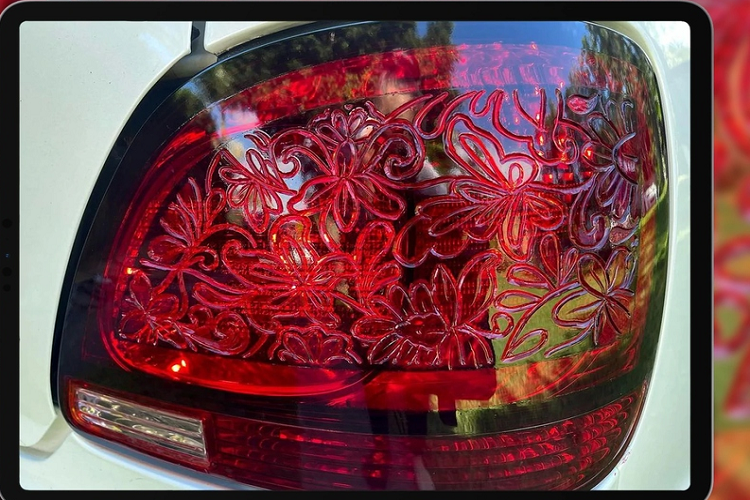 Theo Cars Insider, công ty Etched Out được thành lập bởi một người phụ nữ tài năng, đam mê xe hơi và muốn có đèn hậu tùy chỉnh riêng biệt cho xe ô tô của mình. Trước khi thành lập công ty tùy chỉnh đèn hậu độc đáo, người này đã dành 4 băm để khắc đèn hậu như một sở thích cá nhân.