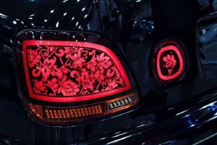 Các sản phẩm của Etched Out đều có một điểm chung là thiết kế cực kỳ chi tiết được khắc bằng tay, biến những thấu kính màu đỏ nhàm chán trở thành tác phẩm nghệ thuật vô cùng thú vị. Khách hàng có thể yêu cầu công ty trang trí đèn xe theo họa tiết mà mình yêu cầu.