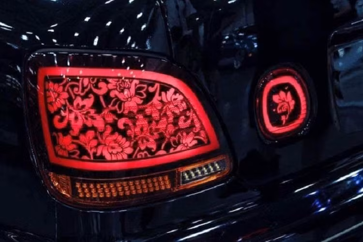 Các sản phẩm của Etched Out đều có một điểm chung là thiết kế cực kỳ chi tiết được khắc bằng tay, biến những thấu kính màu đỏ nhàm chán trở thành tác phẩm nghệ thuật vô cùng thú vị. Khách hàng có thể yêu cầu công ty trang trí đèn xe theo họa tiết mà mình yêu cầu.