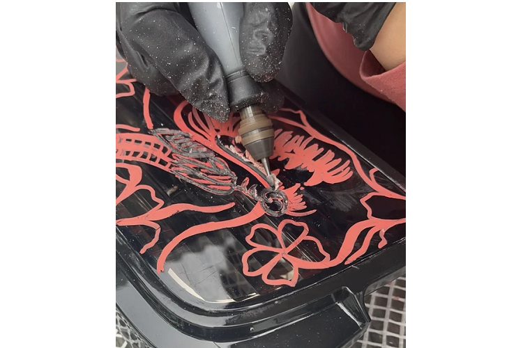 Ngoài trang trí đèn hậu ôtô, Etched Out còn nhận khắc nhiều chi tiết khác trên xe ôtô như cần số, nắp van...Chi phí để trang trí bằng phương pháp khắc thủ công này không được Etched Out đề cập đến.