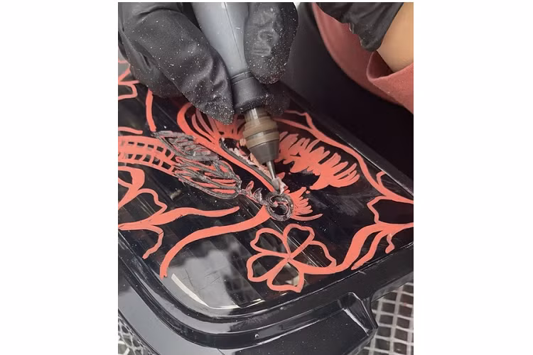 Ngoài trang trí đèn hậu ôtô, Etched Out còn nhận khắc nhiều chi tiết khác trên xe ôtô như cần số, nắp van...Chi phí để trang trí bằng phương pháp khắc thủ công này không được Etched Out đề cập đến.