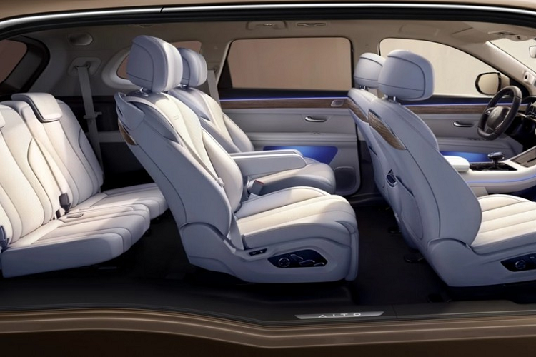 Trong khi đó, thiết kế bên sườn của AITO M7 2022 khá đơn giản và không đi kèm những đường dập gân sắc sảo hay phức tạp. Xe chỉ có tay nắm cửa nằm chìm vào thân xe và bộ vành hợp kim sơn 2 màu. Ngoài ra, AITO M7 2022 cũng không có nẹp sườn xe hay vòm bánh màu đen như nhiều mẫu SUV truyền thống khác