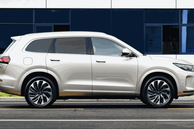 Bên ngoài, mẫu xe SUV AITO M7 2022 gây ấn tượng với thiết kế mượt mà và gọn gàng. Vì có động cơ xăng đóng vai trò tăng phạm vi di chuyển nên mẫu xe này vẫn được trang bị lưới tản nhiệt trên đầu xe. Nằm hai bên lưới tản nhiệt hẹp là cụm đèn pha vuốt về phía sau, nối với nhau bằng dải đèn LED định vị ban ngày. Ngoài ra, xe còn có hốc gió trung tâm hình thang cỡ lớn và khe gió nằm dọc ở hai bên đầu xe.