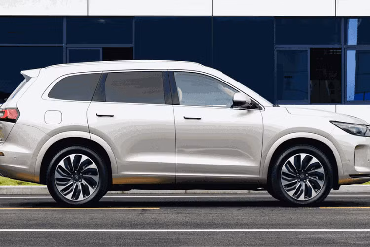 Bên ngoài, mẫu xe SUV AITO M7 2022 gây ấn tượng với thiết kế mượt mà và gọn gàng. Vì có động cơ xăng đóng vai trò tăng phạm vi di chuyển nên mẫu xe này vẫn được trang bị lưới tản nhiệt trên đầu xe. Nằm hai bên lưới tản nhiệt hẹp là cụm đèn pha vuốt về phía sau, nối với nhau bằng dải đèn LED định vị ban ngày. Ngoài ra, xe còn có hốc gió trung tâm hình thang cỡ lớn và khe gió nằm dọc ở hai bên đầu xe.