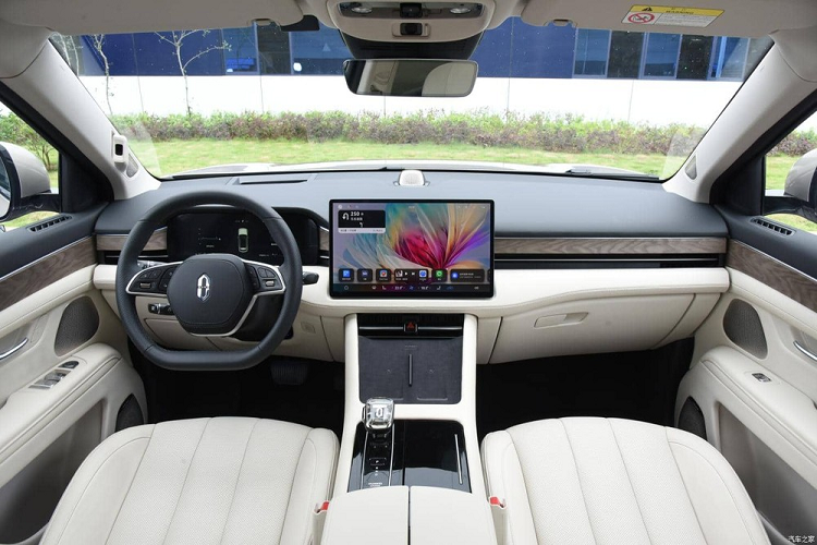 Tương tự đầu xe, khu vực phía sau AITO M7 2022 cũng xuất hiện nhiều chi tiết nằm ngang như cụm đèn hậu và đèn phản quang. Thiết kế này khiến phần đuôi xe trông rộng hơn và bề thế hơn. Bên trong AITO M7 2022 là không gian nội thất 6 chỗ ngồi rộng rãi với cấu hình 2+2+2. Trong đó, hàng ghế giữa của xe có đủ tính năng sưởi ấm, làm mát và massage tiêu chuẩn.