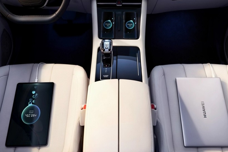 Ngoài ra, AITO M7 2022 còn có những công nghệ do Huawei phát triển như HarmonyOS. Không chỉ cho phép kết nối với điện thoại, HarmonyOS còn có thể điều khiển các thiết bị điện tử trong ngôi nhà thông minh như đèn, khóa cửa, cửa sổ, rô-bốt hút bụi hoặc điều hòa. Ngoài ra, HarmonyOS còn biến đồng hồ hoặc điện thoại thông minh thành chìa khóa cho xe.